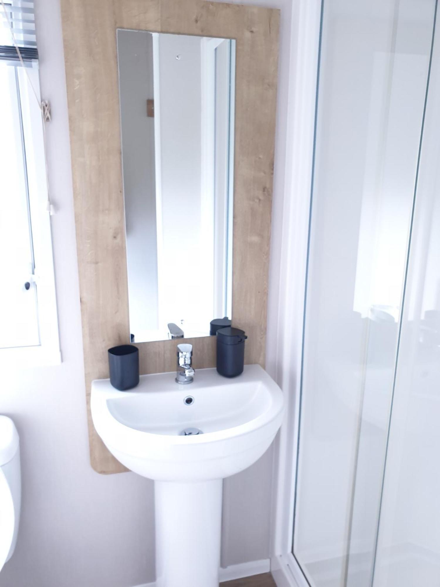 16 Anglers Acre Luxury Hot Tub Break Tattershall Lakes Bagian luar foto
